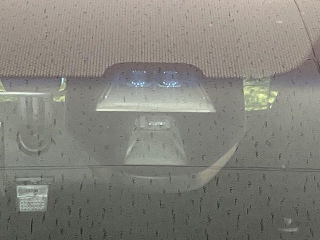 【シティブレーキアクティブシステム】低速走行中に前方の車両等を認識し、衝突しそうな時は警報とブレーキで衝突回避と被害軽減をアシスト。より安全にドライブをお楽しみいただけます。