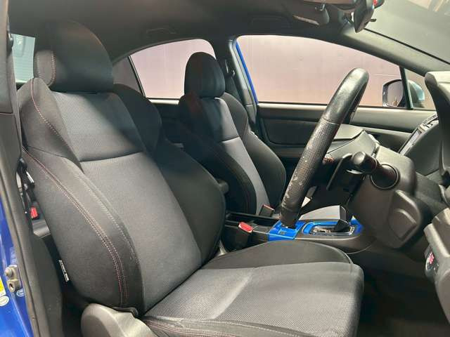 運転席も広々としており運転しやすい環境を実現しています☆室内クリーニングも実施済みです。