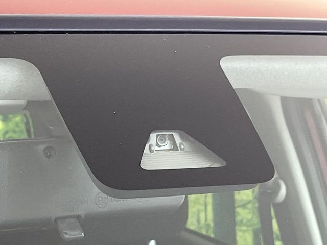 【スマートアシスト】走行中に前方の車両等を認識し、衝突しそうな時は警報とブレーキで衝突回避と被害軽減をアシスト。より安全にドライブをお楽しみいただけます。