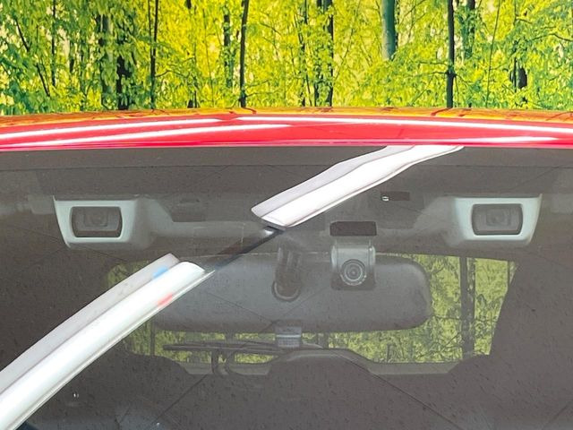 【アイサイトVer2】前方の車両等を検知し、衝突しそうな時は警報で注意を促し、ブレーキを踏む力をサポート。ブレーキを踏めなかった場合は衝突被害軽減ブレーキが作動、衝突回避をサポートします。