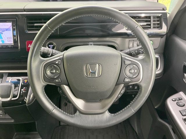 �C���e���A�ɍ��킹���f�U�C���̃X�e�A�����O�́A�^�]�������̂��Ƃ��l���A�^�]���₷���`��A�傫���ł��B�����x�A���ۂɐG���Ă��m���߂��������B