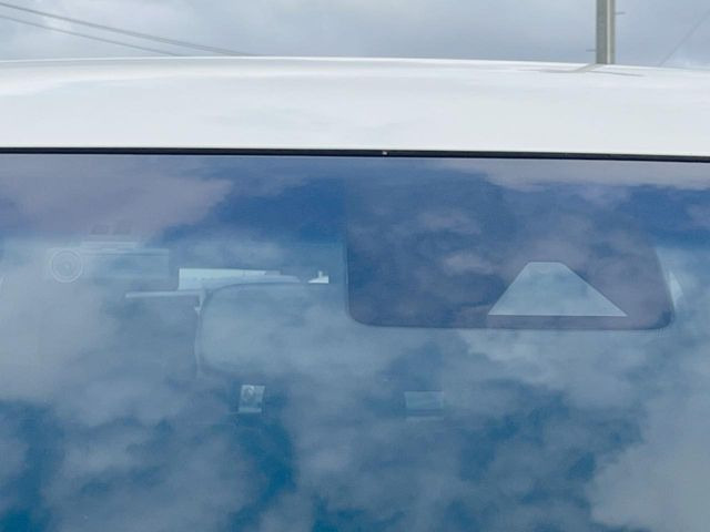 【エマージェンシーブレーキ】走行中に前方の車両等を認識し、衝突しそうな時は警報とブレーキで衝突回避と被害軽減をアシスト。より安全にドライブをお楽しみいただけます。