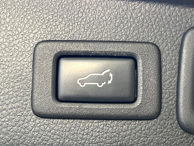 【パワーバックドア】スマートキーや運転席のボタンを押すだけでリアゲートが自動で開閉します!荷物を持っている時や、高い位置にあるバックドアを閉める際に便利な機能です♪