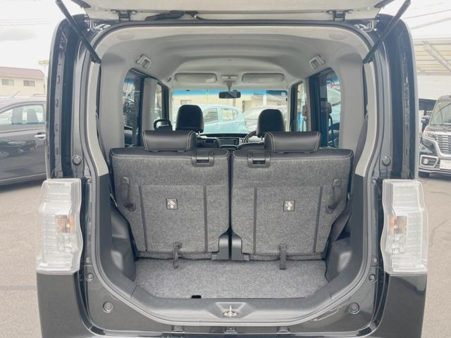 普段のお買い物や通勤、送迎等に十分な荷室スペースを確保しております。セカンドシートを倒すと、大きな荷物の積載も可能です♪