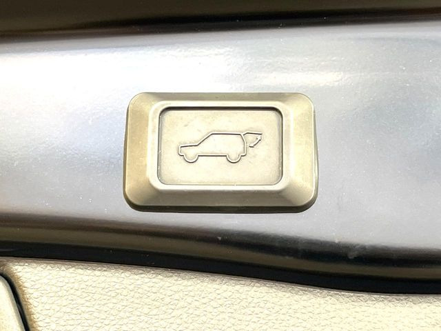 【パワーバックドア】スマートキーや運転席のボタンを押すだけでリアゲートが自動で開閉します!荷物を持っている時や、高い位置にあるバックドアを閉める際に便利な機能です♪