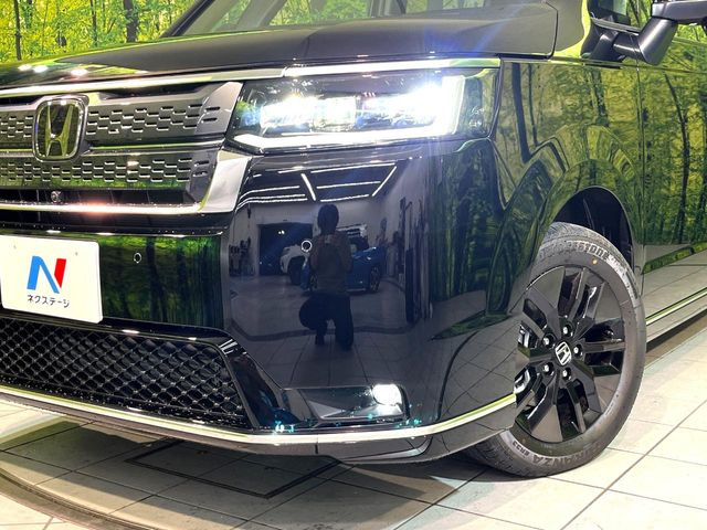 【LEDヘッドライト】悪天候や夜間走行時も良好な視界を確保し安心して運転できる高輝度LEDヘッドライトを装備!点灯速度が早く、消費電力も抑えられています。