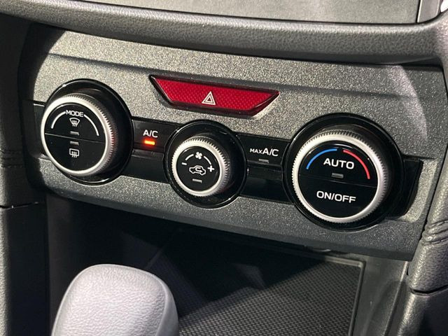 【オートエアコン】一度お好みの温度に設定すれば、車内の温度を検知し風量や温度を自動で調整。暑い&hellip;寒い&hellip;と何度もスイッチ操作をする必要はありません。快適な車内空間には必須の機能ですね♪