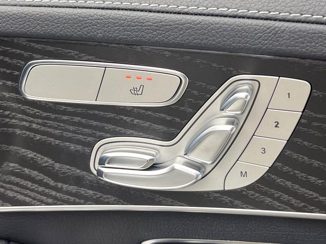 ●メモリー付きパワーシート:あなたに合わせたシートポジションが3つまで登録可能!フルパワーシートだから座席調整も楽々♪お好みのシートポジションで、ストレスないドライブをお楽しみください。