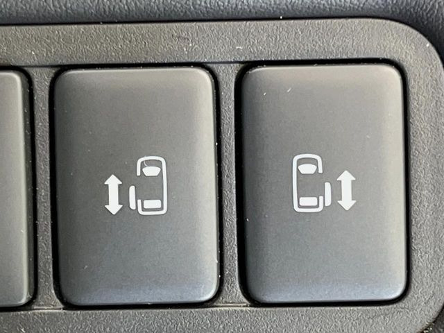【両側パワースライドドア】スマートキーや運転席のスイッチで後席両側スライドドアの開閉が可能♪電動だから力を入れてドアを開ける必要が無く、小さなお子様でも簡単に開け閉めでき快適です♪