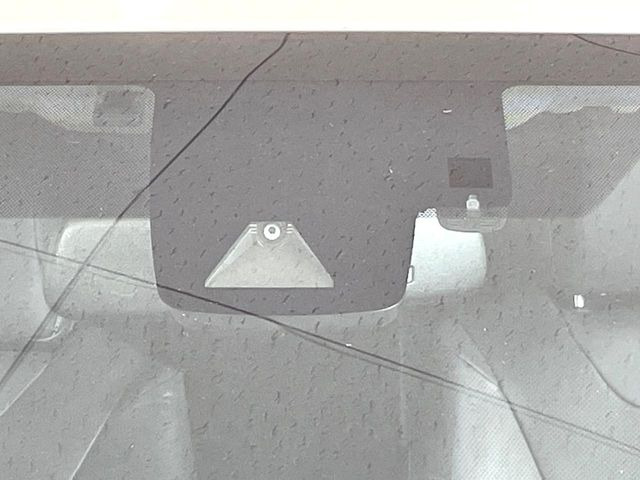 【トヨタセーフティセンス】走行中に前方の車両等を認識し、衝突しそうな時は警報とブレーキで衝突回避と被害軽減をアシスト。より安全にドライブをお楽しみいただけます。