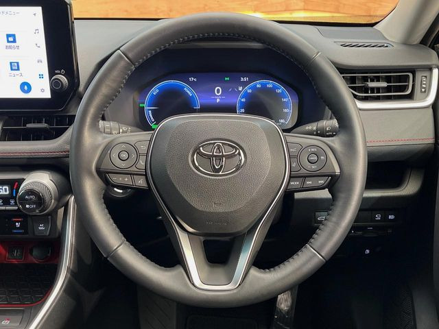 【純正革巻きステアリング】上質な革を使用することで、手にしっかり馴染みとても運転しやすいハンドルです♪