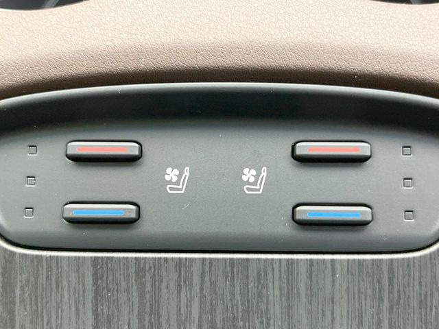 【シートヒーター&ベンチレーション】夏場は涼しい風でお尻や背中の熱やムレを防ぎ、冬はエアコンよりも早く温まってポカポカに!季節を問わず快適に過ごせます。