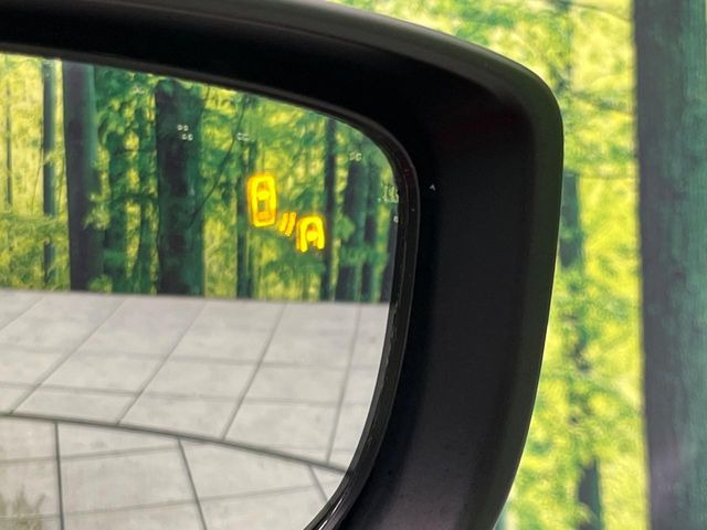 【ブラインドスポットモニタリング】走行中、ドアミラーの死角になりやすい箇所に後続車が接近するとサイドミラー付近に警告を表示、ドライバーに注意喚起をしてくれます。