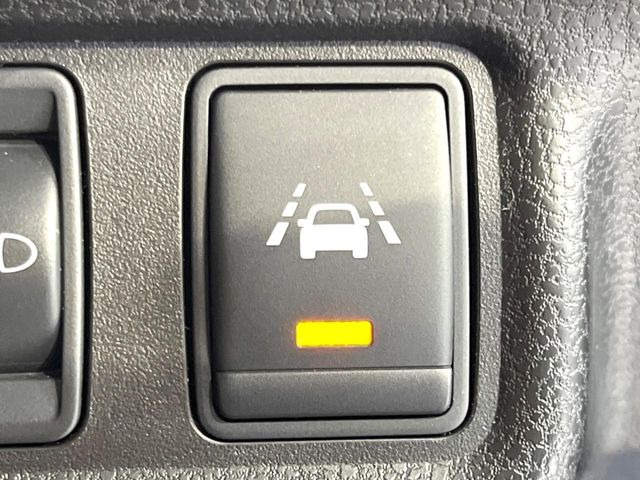 【インテリジェントLI】走行中の車線からはみ出しそうな時、警告音と共にステアリングとブレーキを制御し、車線内を走行する様にアシスト。より安全な運転をサポートしてくれます!