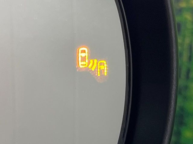 【リヤクロストラフィックアラート(RCTA)】駐車スペースから出る時に後方を横切ろうと接近してくる車両を検知しお知らせします。ショッピングモールなど大型商業施設の混雑した駐車場でも安心ですね♪