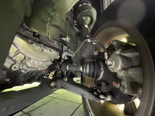 お車を安心してお乗りいただく為には、足回りの定期点検が欠かせません。サービスサポート(有償保証)では無料点検もご提供しており、安心のカーライフをお過ごしいただけるサポート体制が整っています。