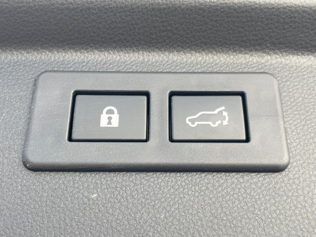 【パワーバックドア】スマートキーや運転席のボタンを押すだけでリアゲートが自動で開閉します!荷物を持っている時や、高い位置にあるバックドアを閉める際に便利な機能です♪