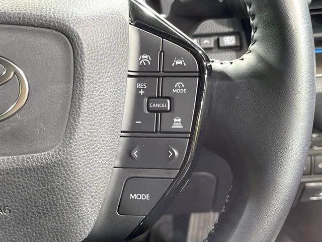 【レーダークルーズコントロール】高速道路での長距離走行が楽に!!自動で速度を保つクルーズコントロールが、衝突軽減システムと連携し、前方の車両を感知して車間を保つように速度調節してくれます!!