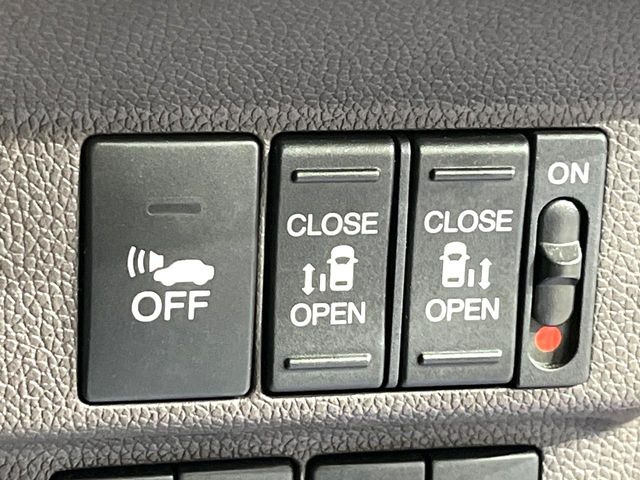 【両側パワースライドドア】スマートキーや運転席のスイッチで後席両側スライドドアの開閉が可能♪電動だから力を入れてドアを開ける必要が無く、小さなお子様でも簡単に開け閉めでき快適です♪