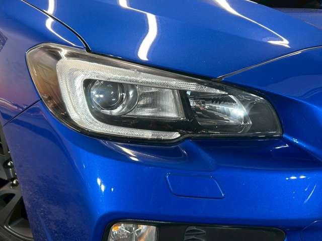【LEDヘッドランプ】ハロゲンヘッドランプの約2倍の光量でより明るく遠くを照らし、夜間走行時の視認性を高める。さらに長寿命や、省電力も魅力。