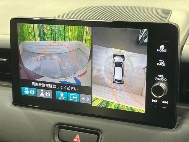 【マルチビューカメラシステム】専用のカメラにより、上から見下ろしたような視点で360度クルマの周囲を確認することができます☆死角部分も確認しやすく、狭い場所での切り返しや駐車もスムーズに行えます。