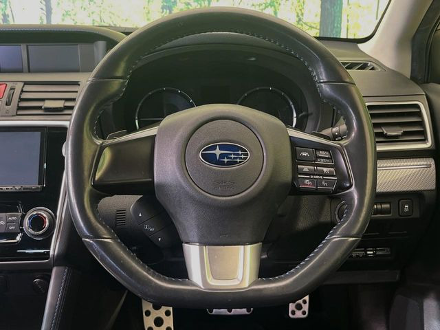 インテリアに合わせたデザインのステアリングは、運転される方のことも考え、運転しやすい形状、大きさです。是非一度、実際に触ってお確かめください。