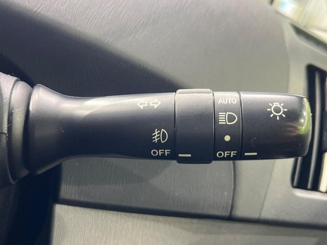 【オートライト】周りの明るさに応じて自動でヘッドライトの点灯・消灯ができる機能です!ライトの付け忘れ・消し忘れなどが無くなり、雨の日や夕方の走行も安心!トンネル通過時も便利ですね♪