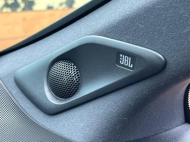 �yJBL�T�E���h�V�X�e���z���[�J�[�I�v�V�����̍��i�ʃT�E���h�V�X�e���𓋍ځB��p�̃`���[�j���O���{���ꂽ�召�l�X�ȃX�s�[�J�[����ǎ��ȃT�E���h���t�ł��A�Տꊴ���ӂ�鉹����Ԃ����o���܂��B
