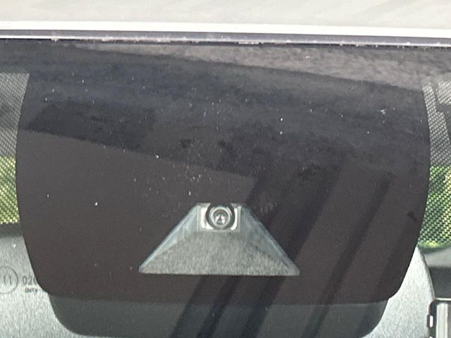 【トヨタセーフティセンス】走行中に前方の車両等を認識し、衝突しそうな時は警報とブレーキで衝突回避と被害軽減をアシスト。より安全にドライブをお楽しみいただけます。