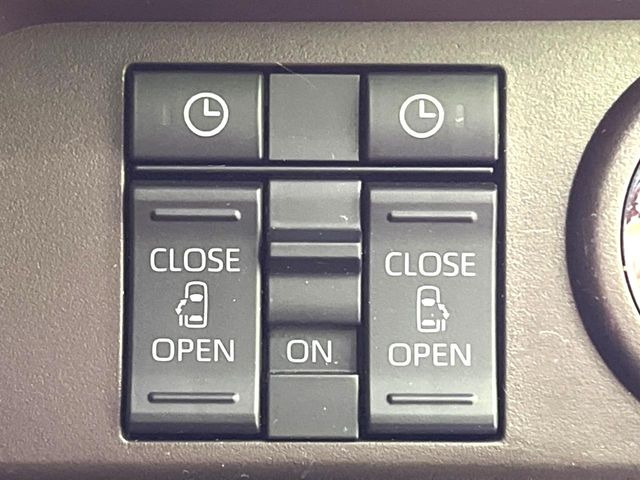 【両側パワースライドドア】スマートキーや運転席のスイッチで後席両側スライドドアの開閉が可能♪電動だから力を入れてドアを開ける必要が無く、小さなお子様でも簡単に開け閉めでき快適です♪
