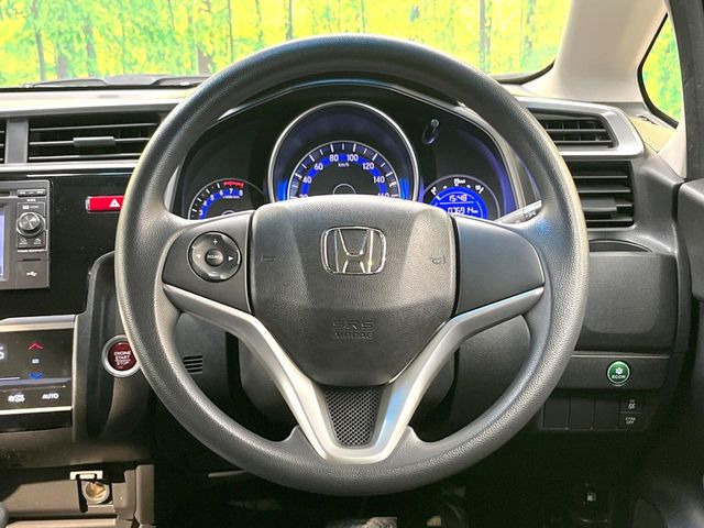 インテリアに合わせたデザインのステアリングは、運転される方のことも考え、運転しやすい形状、大きさです。是非一度、実際に触ってお確かめください。