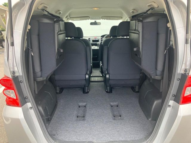 普段のお買い物や通勤、送迎等に十分な荷室スペースを確保しております。セカンドシートを倒すと、大きな荷物の積載も可能です♪
