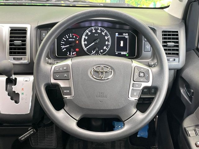 インテリアに合わせたデザインのステアリングは、運転される方のことも考え、運転しやすい形状、大きさです。是非一度、実際に触ってお確かめください。