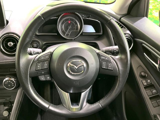 インテリアに合わせたデザインのステアリングは、運転される方のことも考え、運転しやすい形状、大きさです。是非一度、実際に触ってお確かめください。
