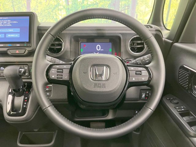 インテリアに合わせたデザインのステアリングは、運転される方のことも考え、運転しやすい形状、大きさです。是非一度、実際に触ってお確かめください。
