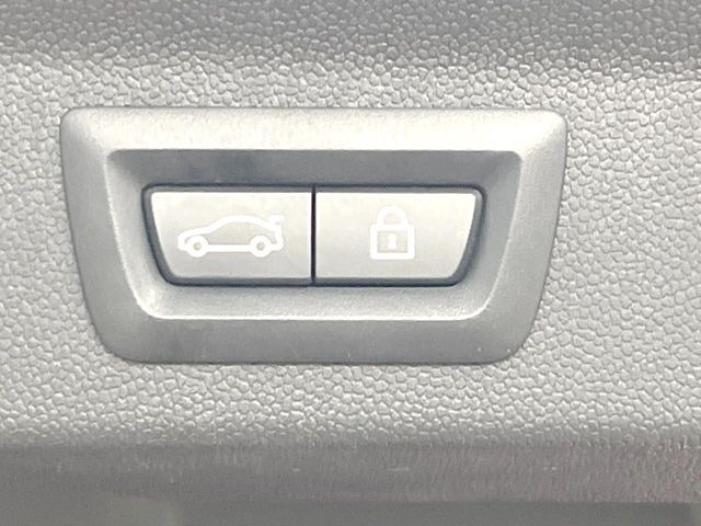 ●電動リアゲート:ワンタッチでリアゲートの開閉ができ、荷物などで両手が塞がっている状態でも簡単に開閉ができる便利機能です。