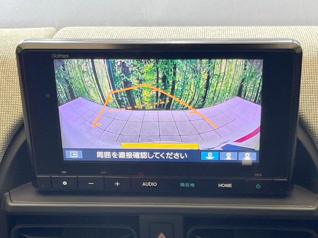【バックカメラ】駐車時に後方がリアルタイム映像で確認できます。大型商業施設や立体駐車場での駐車時や、夜間のバック時に大活躍!運転スキルに関わらず、今や必須となった装備のひとつです!