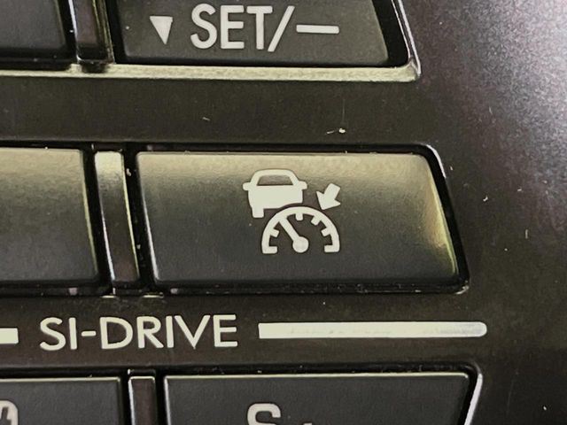 【アイサイトVer3】前方の車両等を検知し、衝突しそうな時は警報で注意を促し、ブレーキを踏む力をサポート。ブレーキを踏めなかった場合は衝突被害軽減ブレーキが作動、衝突回避をサポートします。