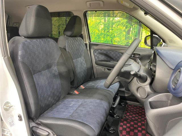 運転席シート廻りは使用感も少なく、良好な状態となっています。前オーナー様が丁寧に使っていたことがよくわかりますね。