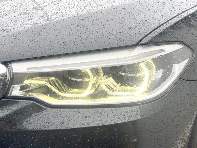 ●LEDヘッドライト:夜間走行時も良好な視界を確保し安心して運転できる高輝度LEDヘッドライトを装備!点灯速度が早く、消費電力も抑えられています。
