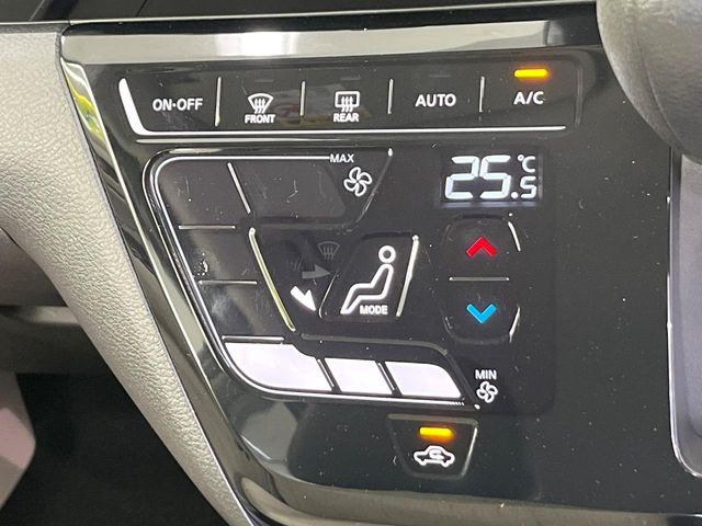 【オートエアコン】一度お好みの温度に設定すれば、車内の温度を検知し風量や温度を自動で調整。暑い&hellip;寒い&hellip;と何度もスイッチ操作をする必要はありません。快適な車内空間には必須の機能ですね♪