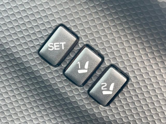 【メモリー機能付きパワーシート】ドライバーごとに設定したシート位置を記憶して、ボタン一つで切り替えできる便利な機能!運転する方が複数名いらっしゃるご家庭におすすめです♪