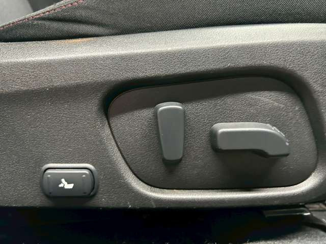 【パワーシート】電動でシートポジションの変更が可能です。手動式より細かくシート設定が可能ですのでより快適な姿勢でドライブを楽しんで頂けるでしょう。