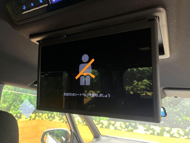 【フリップダウンモニター】大画面モニターで後席でもエンタメをお楽しみいただけます。小さなお子様にも大人気の装備です♪
