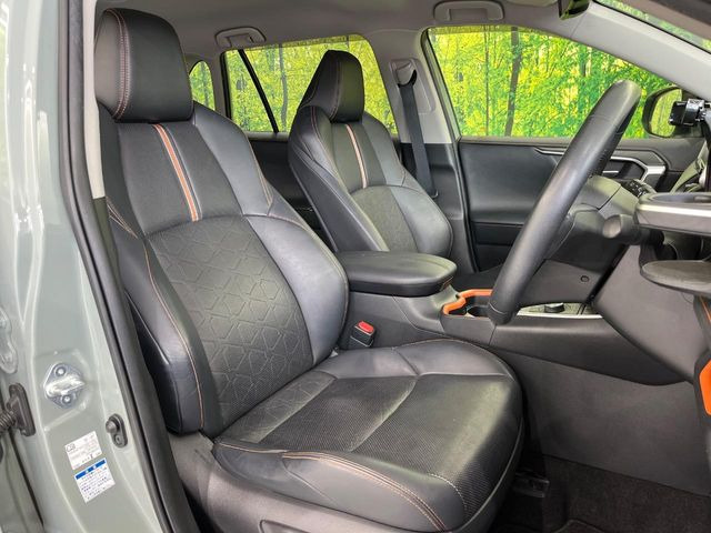 運転席まわりには十分なスペースがあり、大柄な方でもゆったり運転していただける環境です。