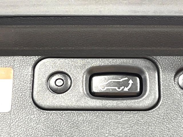 【パワーバックドア】スマートキーや運転席のボタンを押すだけでリアゲートが自動で開閉します!荷物を持っている時や、高い位置にあるバックドアを閉める際に便利な機能です♪
