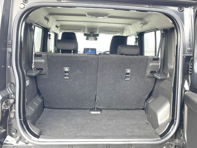 普段のお買い物や通勤、送迎等に十分な荷室スペースを確保しております。セカンドシートを倒すと、大きな荷物の積載も可能です♪