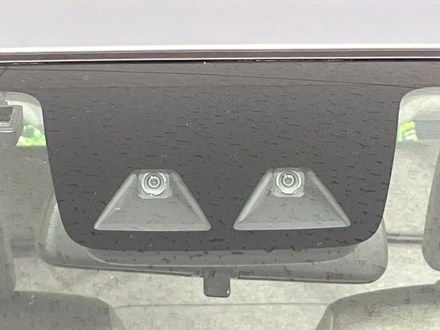 【スマートアシスト】走行中に前方の車両等を認識し、衝突しそうな時は警報とブレーキで衝突回避と被害軽減をアシスト。より安全にドライブをお楽しみいただけます。