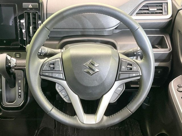 �C���e���A�ɍ��킹���f�U�C���̃X�e�A�����O�́A�^�]�������̂��Ƃ��l���A�^�]���₷���`��A�傫���ł��B�����x�A���ۂɐG���Ă��m���߂��������B