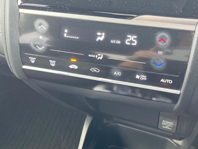 【オートエアコン】一度お好みの温度に設定すれば、車内の温度を検知し風量や温度を自動で調整。暑い&hellip;寒い&hellip;と何度もスイッチ操作をする必要はありません。快適な車内空間には必須の機能ですね♪